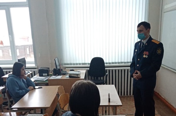Сотрудник ирбитского СИЗО-2 встретился с учащимися 10 и 11 классов средней школы № 1 п. Зайково Ирбитского района с целью профориентации