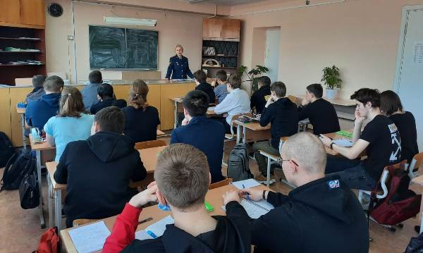 Начальник Ирбитского филиала УИИ ГУФСИН рассказала студентам, как не попасть в криминальную среду