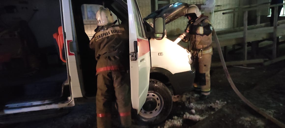 На территории ЦГБ загорелся автомобиль скорой помощи