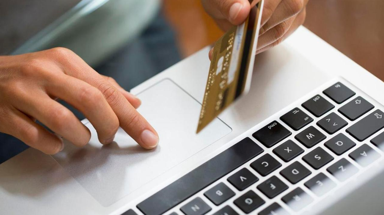 <p><a href="https://bankiros.ru/zaymy/online-na-kartu">Займы онлайн на карту</a> становятся все более популярными благодаря удобству и доступности, которые они предлагают. В современном быстро меняющемся мире люди постоянно ищут способы сэкономить время и упростить свою жизнь. Онлайн-кредиты на карту - идеальное решение для тех, кому нужны быстрые деньги без длительного посещения банка и заполнения большого количества документов.</p> <h3>Преимущества займов онлайн на карту</h3> <ul> <li>Одним из главных преимуществ онлайн-займов на карту является скорость их получения. Оформление традиционных кредитов часто занимает несколько дней или даже недель. Однако в случае с онлайн-займами на карту вся процедура рассмотрения заявки может быть завершена в течение нескольких минут. Такое быстрое рассмотрение заявки особенно удобно для тех, кто столкнулся с экстренными расходами или неожиданными счетами, требующими немедленного решения.</li> <li>Еще одним преимуществом онлайн-займов на карту является удобство их получения. При оформлении традиционного кредита необходимо физически посещать банк или офис кредитора и заполнять многочисленные анкеты. При оформлении онлайн-займа на карту все эти действия можно выполнить, не выходя из дома. Это исключает транспортные расходы и позволяет подать заявку на получение кредита в любое время дня и ночи.</li> </ul> <p><img src="https://34355.ru/sites/default/files/inline-images/20574.png" alt="" width="532" height="299"></p> <ul> <li>Онлайн-займы на карту также обеспечивают заемщикам большую степень конфиденциальности. Вся процедура рассмотрения заявки может быть завершена в режиме онлайн, без личного общения с сотрудниками банка. Такая конфиденциальность может быть особенно важна для тех, кто ценит свою частную жизнь и предпочитает держать свои финансовые дела в тайне.</li> <li>Кроме того, онлайн-займы на карту часто имеют более мягкие требования к кандидатам по сравнению с традиционными кредитами. Многие онлайн-кредиторы готовы работать с лицами, имеющими не самый лучший кредитный рейтин