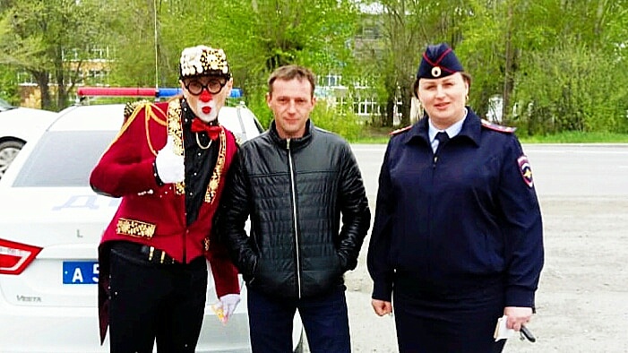 Сотрудники ГИБДД совместно с артистами ЦИРКА провели необычную акцию «Сохрани свою и мою жизнь!»