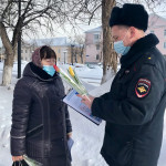 Ирбитские полицейские в рамках акции «8 марта – в каждый дом» поздравили женщин с наступающим праздником