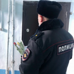 Ирбитские полицейские в рамках акции «8 марта – в каждый дом» поздравили женщин с наступающим праздником
