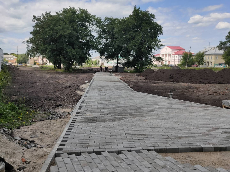 В Сиреневом сквере продолжаются работы по благоустройству