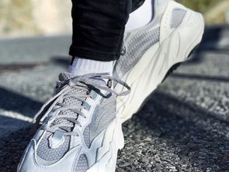  Adidas Yeezy Boost 700