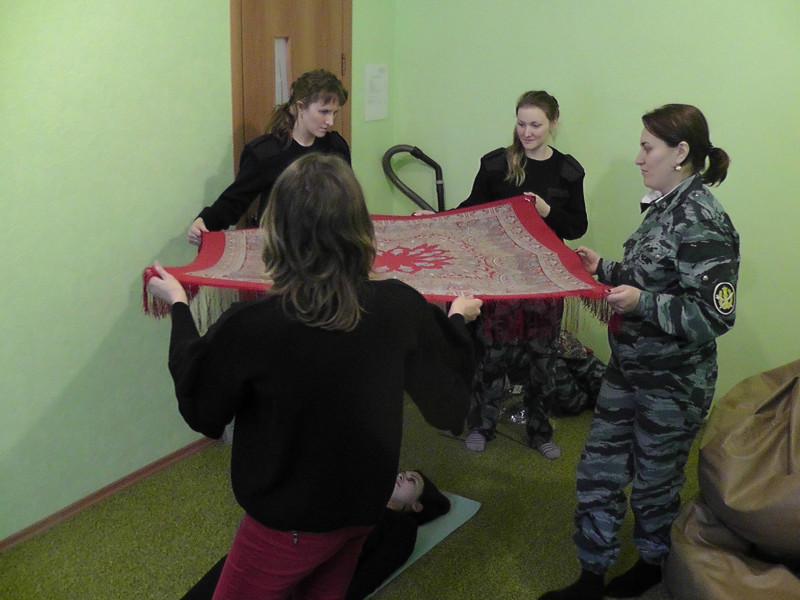 Павлопосадские платки помогают в психологической работе с сотрудницами СИЗО-2 в Ирбите