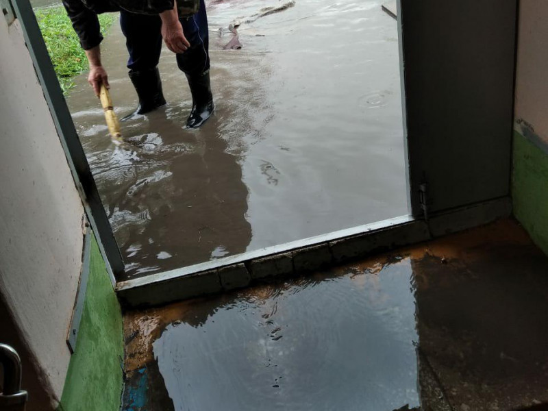 На Пионерском подъезд дома заливает дождевой водой